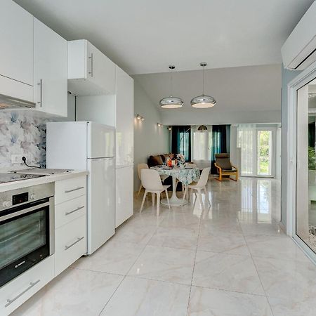 Beautiful Bungalow In Island Village 阿德耶 外观 照片